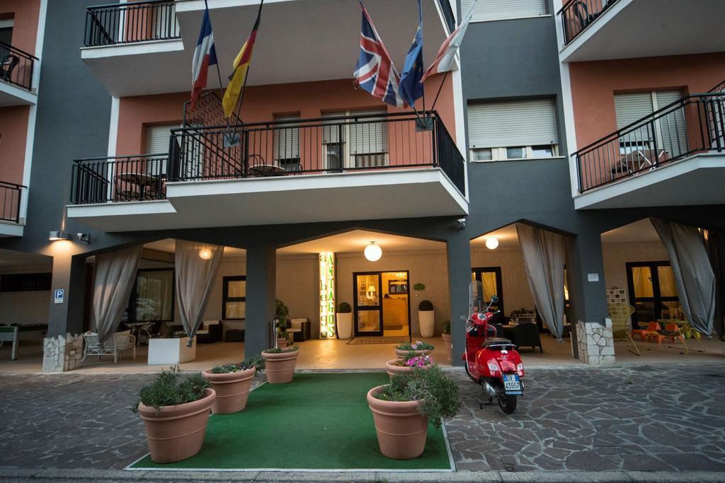 Hotel Antagos Монтезільвано Екстер'єр фото